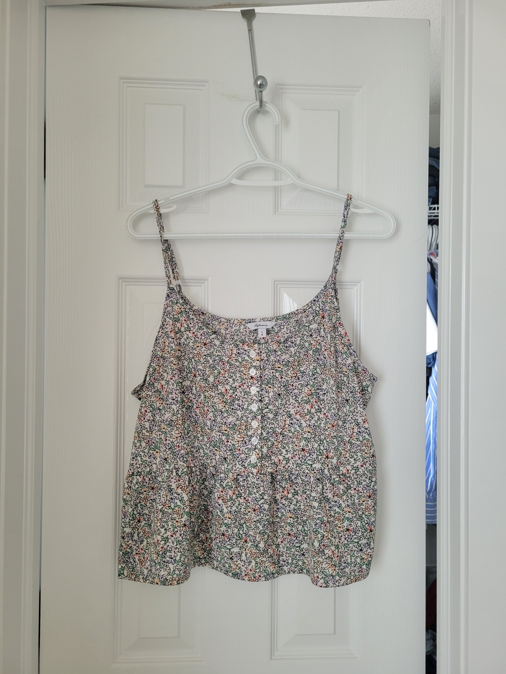 Reitmans White Floral Button-Front Cami with Delicate Multi-Color Print Size L
